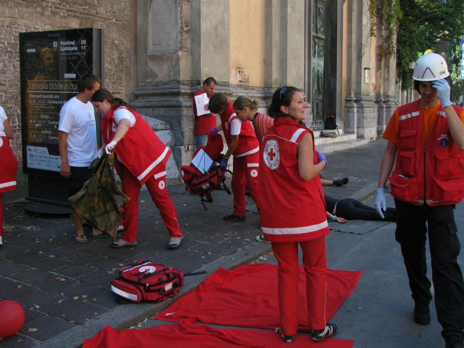 Masovna nesreča. Dva kombija polna ljudi, nekateri močno poškodovani, drugi lažje ranjeni, nekaj samo pijanih. Pritečeta dve skupini reševalcev, ekipa skavtov in ekipa Rdečega križa in začneta reševati življenja. Tokrat je šlo samo za vajo.