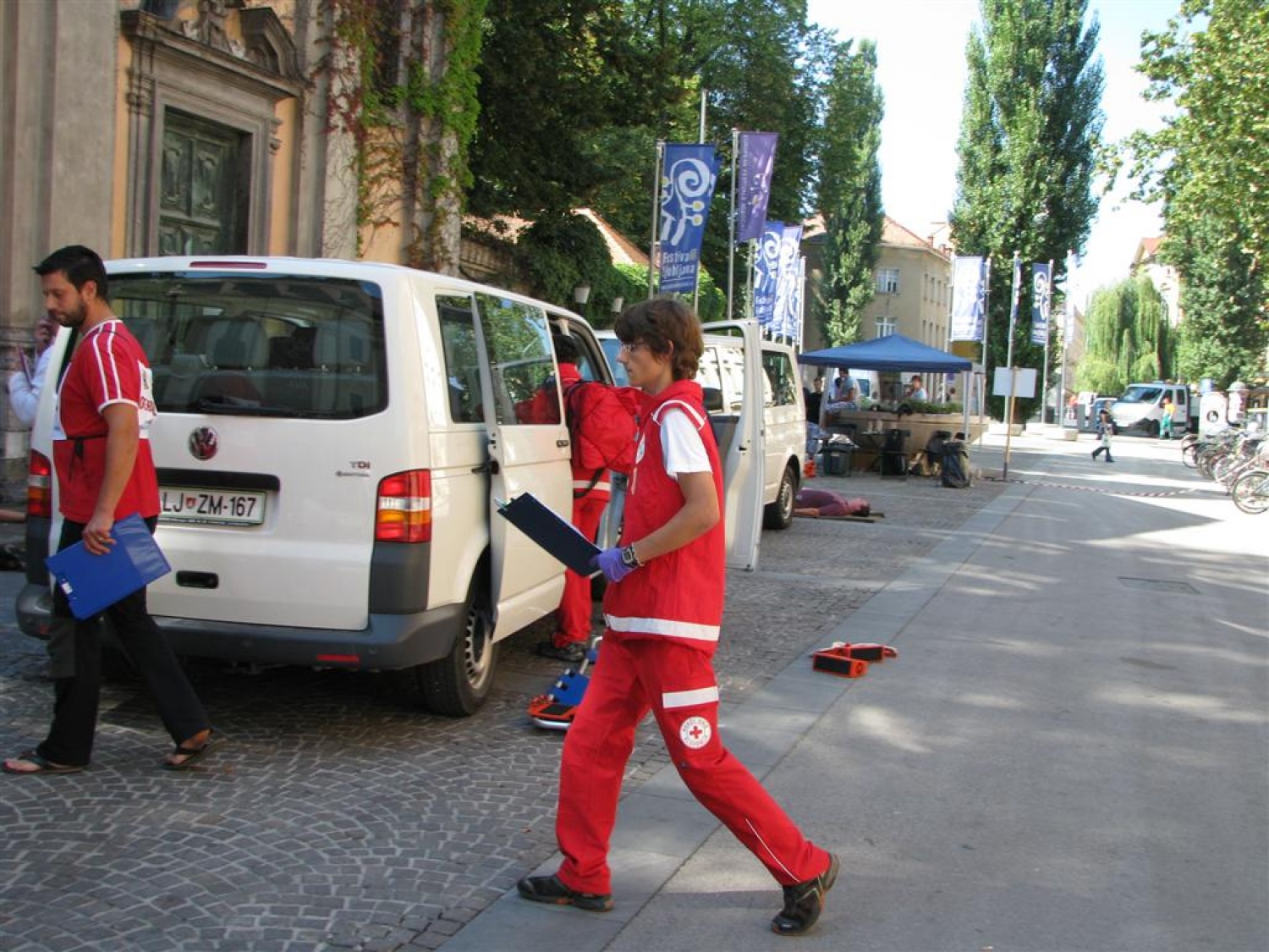Masovna nesreča. Dva kombija polna ljudi, nekateri močno poškodovani, drugi lažje ranjeni, nekaj samo pijanih. Pritečeta dve skupini reševalcev, ekipa skavtov in ekipa Rdečega križa in začneta reševati življenja. Tokrat je šlo samo za vajo.