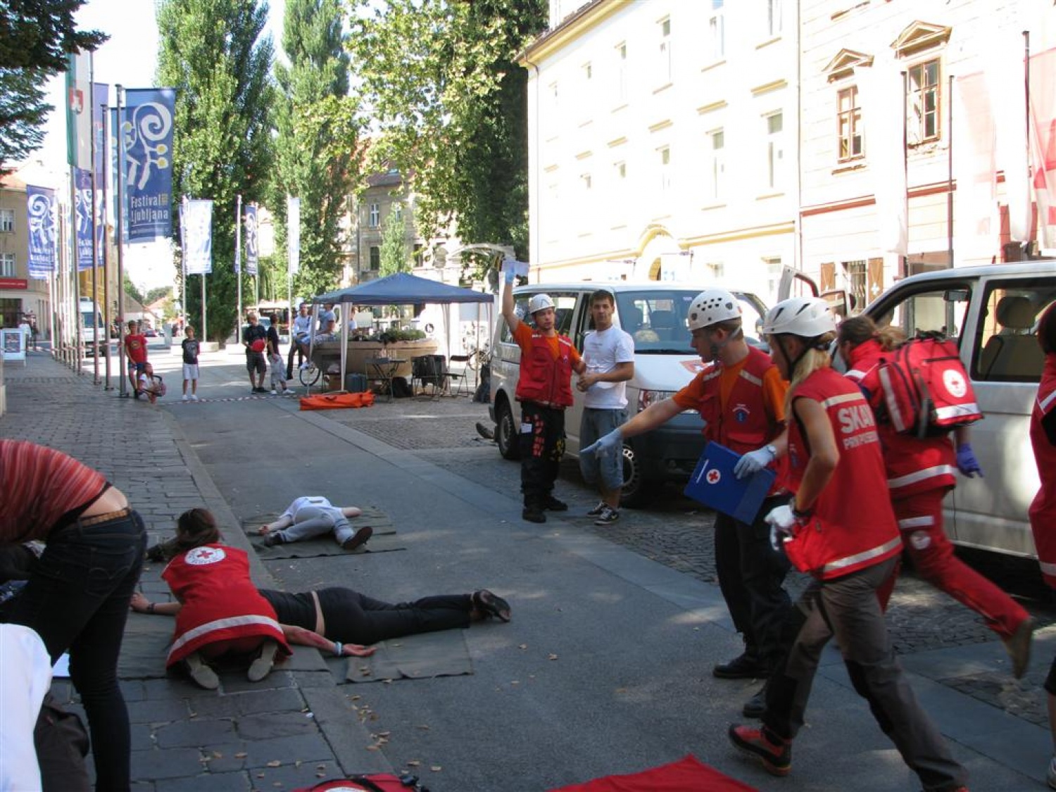 Masovna nesreča. Dva kombija polna ljudi, nekateri močno poškodovani, drugi lažje ranjeni, nekaj samo pijanih. Pritečeta dve skupini reševalcev, ekipa skavtov in ekipa Rdečega križa in začneta reševati življenja. Tokrat je šlo samo za vajo.