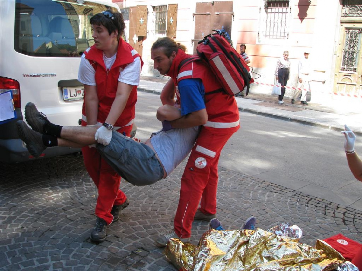 Masovna nesreča. Dva kombija polna ljudi, nekateri močno poškodovani, drugi lažje ranjeni, nekaj samo pijanih. Pritečeta dve skupini reševalcev, ekipa skavtov in ekipa Rdečega križa in začneta reševati življenja. Tokrat je šlo samo za vajo.