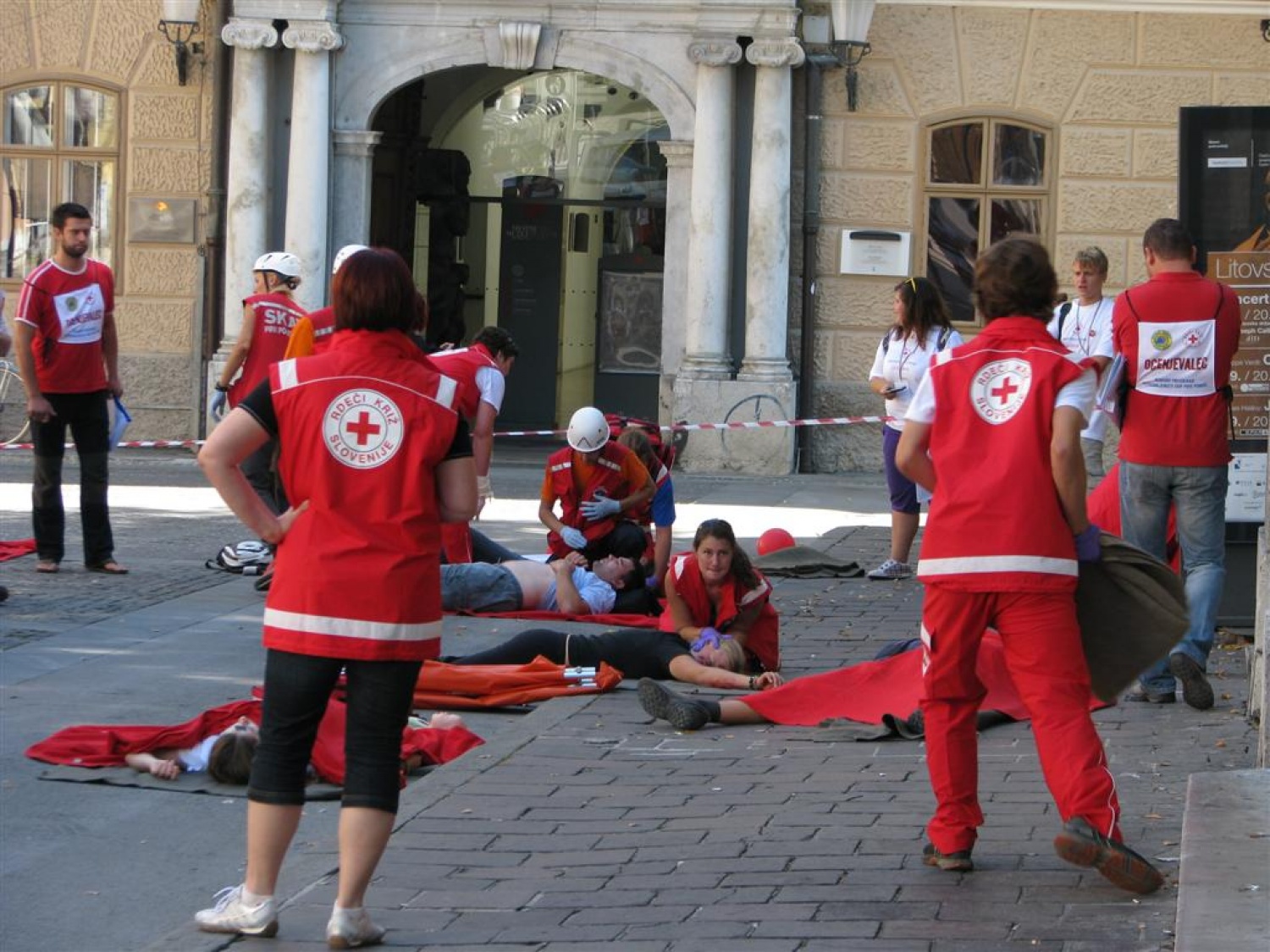 Masovna nesreča. Dva kombija polna ljudi, nekateri močno poškodovani, drugi lažje ranjeni, nekaj samo pijanih. Pritečeta dve skupini reševalcev, ekipa skavtov in ekipa Rdečega križa in začneta reševati življenja. Tokrat je šlo samo za vajo.