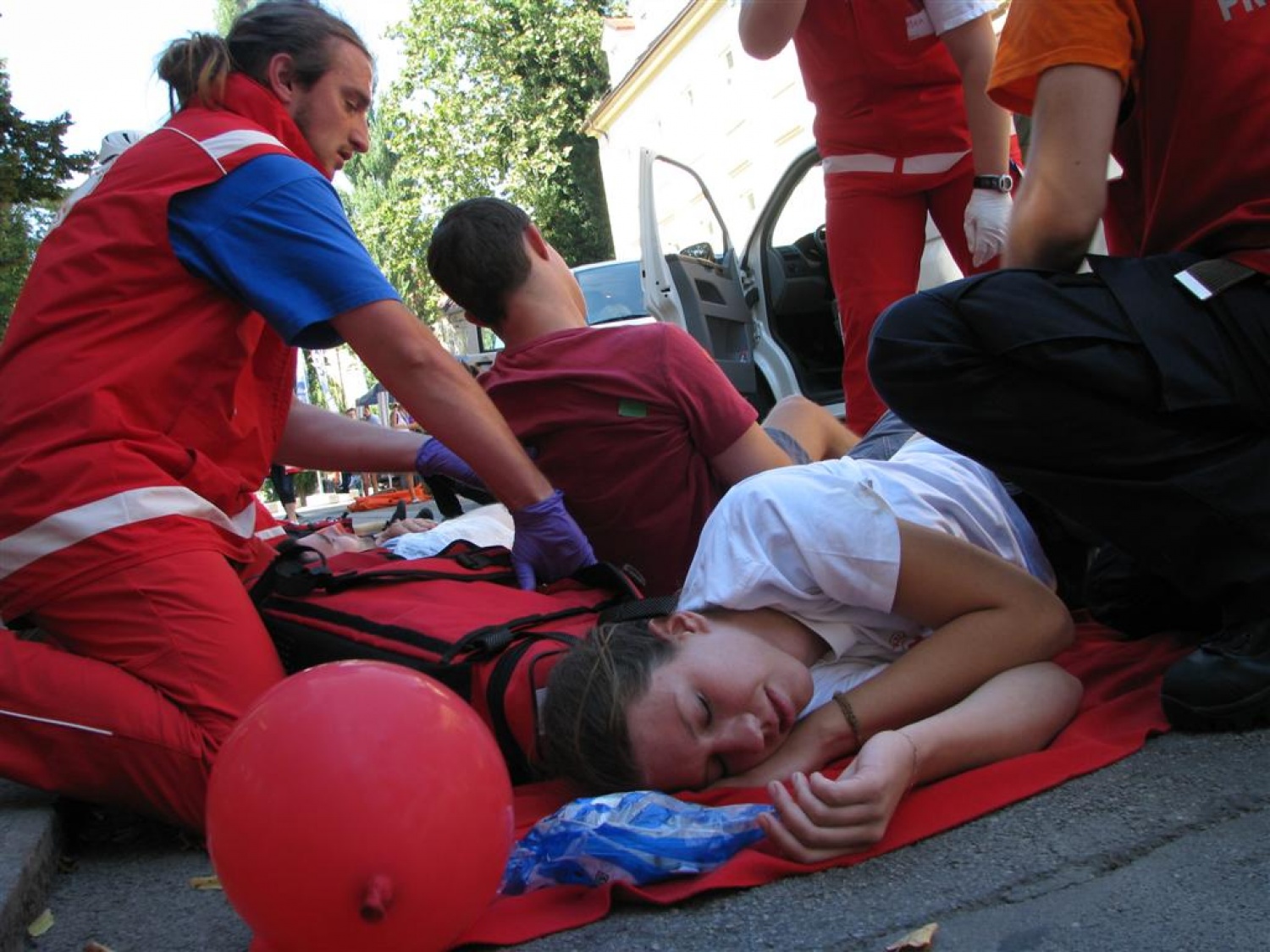 Masovna nesreča. Dva kombija polna ljudi, nekateri močno poškodovani, drugi lažje ranjeni, nekaj samo pijanih. Pritečeta dve skupini reševalcev, ekipa skavtov in ekipa Rdečega križa in začneta reševati življenja. Tokrat je šlo samo za vajo.