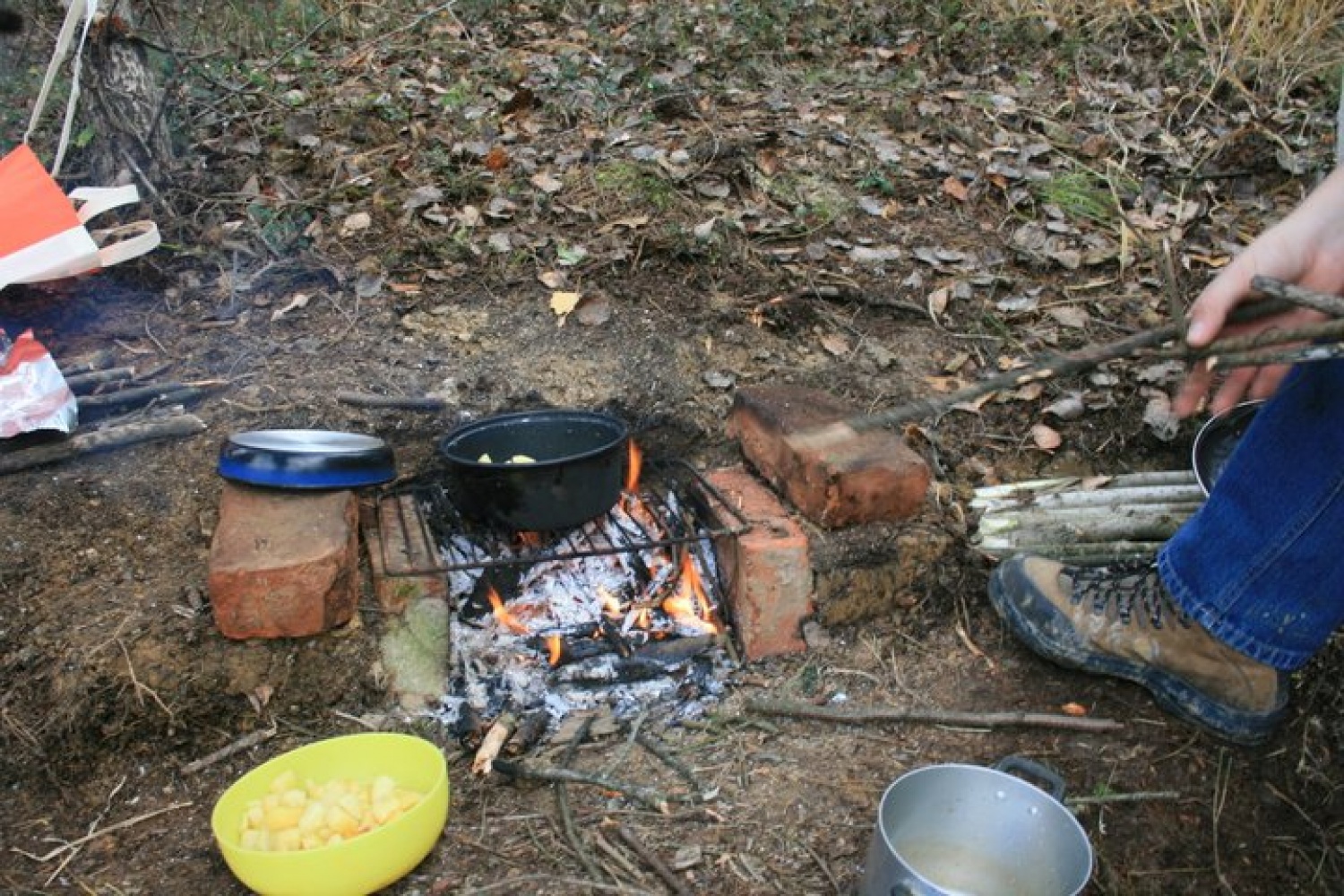 ...in začeli smo jesti kulinarične specialitete na prvem tekmovanju v skavtskem kuhanju. 
V Dečnem selu pri Brežicah se je tako 7.11.2010 odvijalo prvo tekmovanje v skavtskem kuhanju Bogžegni 2010, ki je skupni projekt sosednjih stegov Brežice 1, Krško 1 in Šentjernej 1. Ekipo so sestavljali štirje člani – klanovci in voditelji, tekmovanja pa so se udeležile ekipe iz Celja 1, Komende 1, Šentjerneja 1, Krškega 1 in Brežic 1.