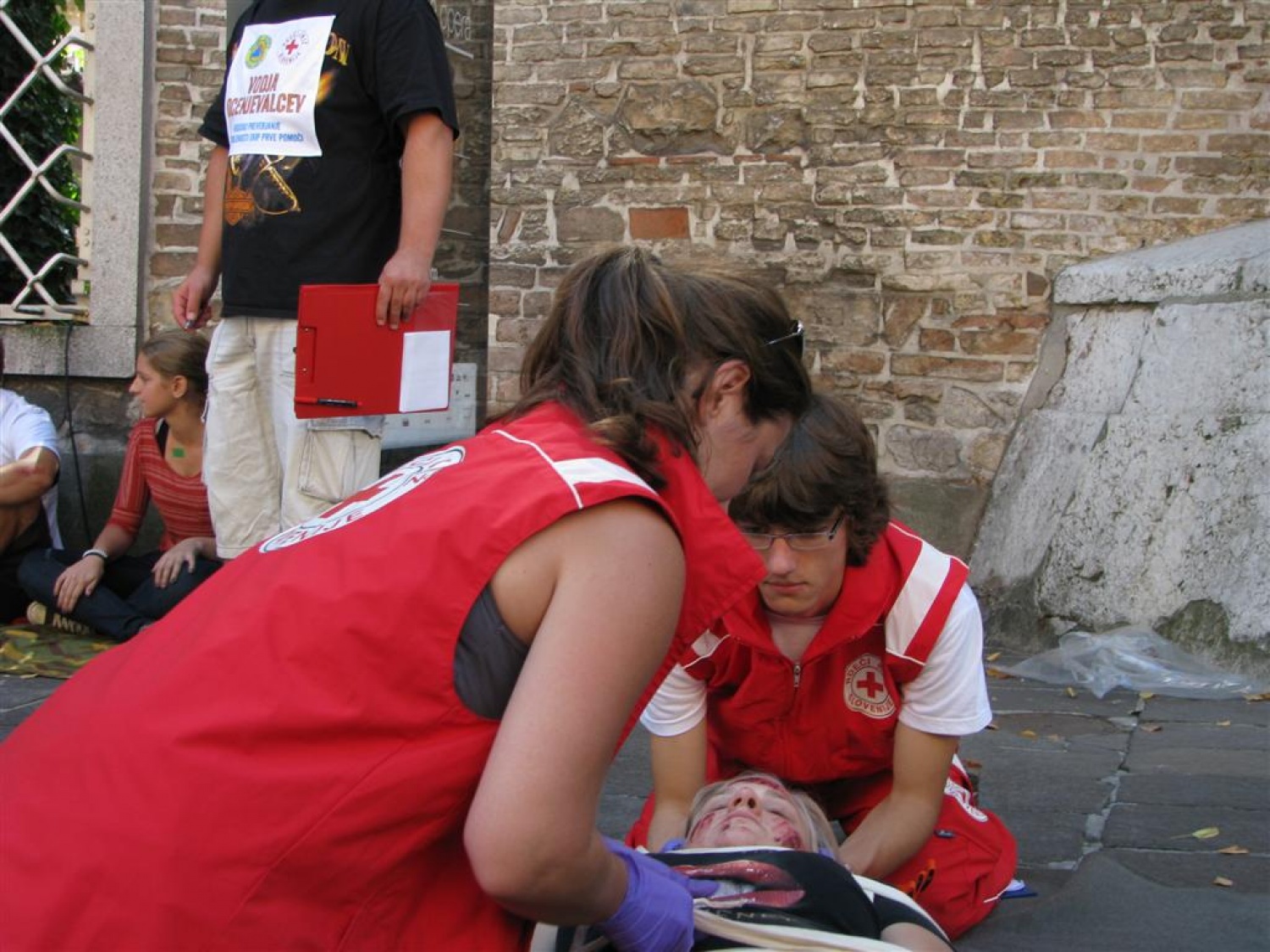 Masovna nesreča. Dva kombija polna ljudi, nekateri močno poškodovani, drugi lažje ranjeni, nekaj samo pijanih. Pritečeta dve skupini reševalcev, ekipa skavtov in ekipa Rdečega križa in začneta reševati življenja. Tokrat je šlo samo za vajo.