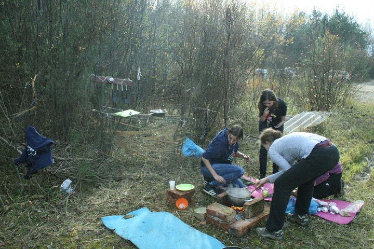 ...in začeli smo jesti kulinarične specialitete na prvem tekmovanju v skavtskem kuhanju. 
V Dečnem selu pri Brežicah se je tako 7.11.2010 odvijalo prvo tekmovanje v skavtskem kuhanju Bogžegni 2010, ki je skupni projekt sosednjih stegov Brežice 1, Krško 1 in Šentjernej 1. Ekipo so sestavljali štirje člani – klanovci in voditelji, tekmovanja pa so se udeležile ekipe iz Celja 1, Komende 1, Šentjerneja 1, Krškega 1 in Brežic 1.