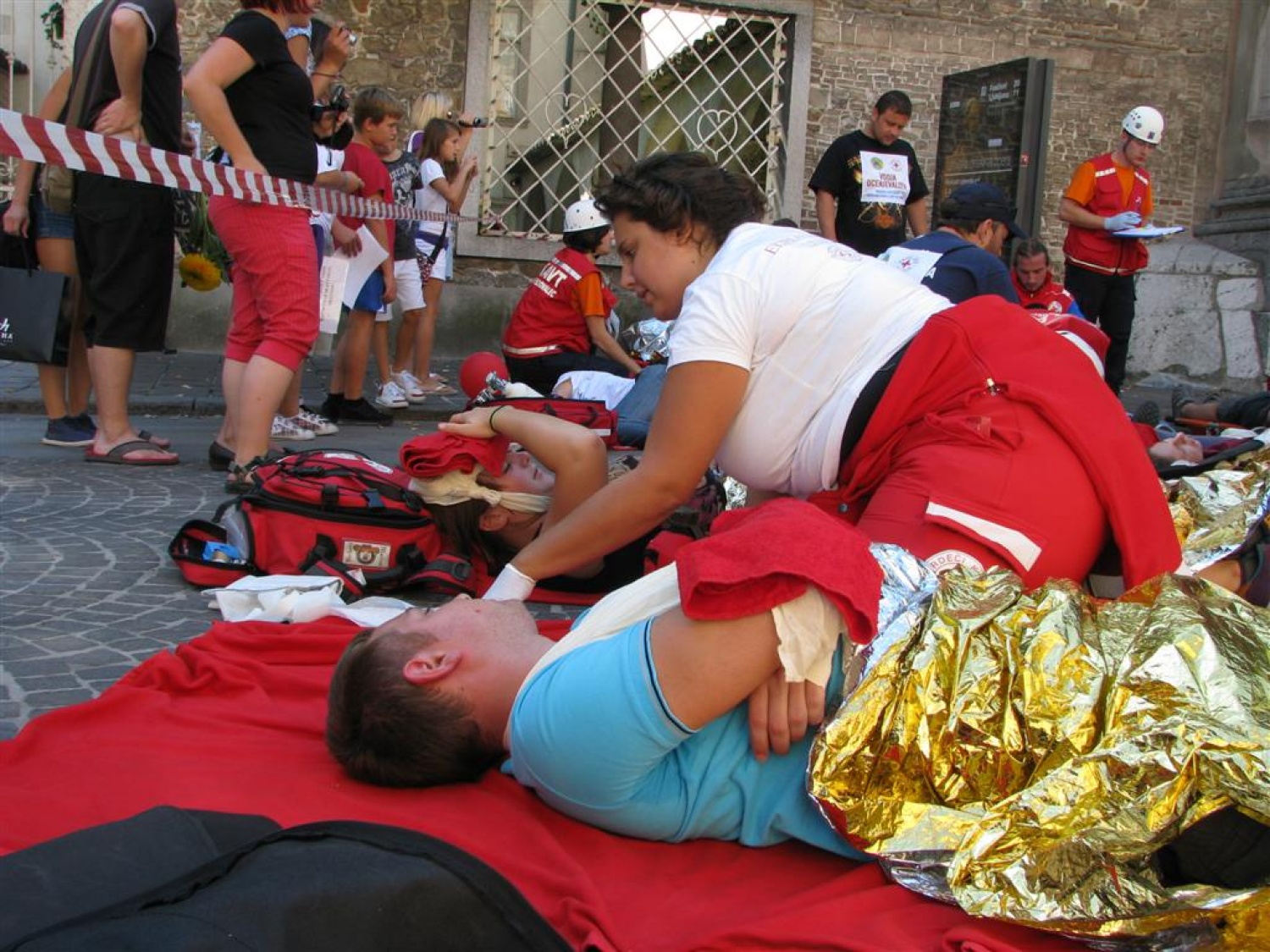 Masovna nesreča. Dva kombija polna ljudi, nekateri močno poškodovani, drugi lažje ranjeni, nekaj samo pijanih. Pritečeta dve skupini reševalcev, ekipa skavtov in ekipa Rdečega križa in začneta reševati življenja. Tokrat je šlo samo za vajo.