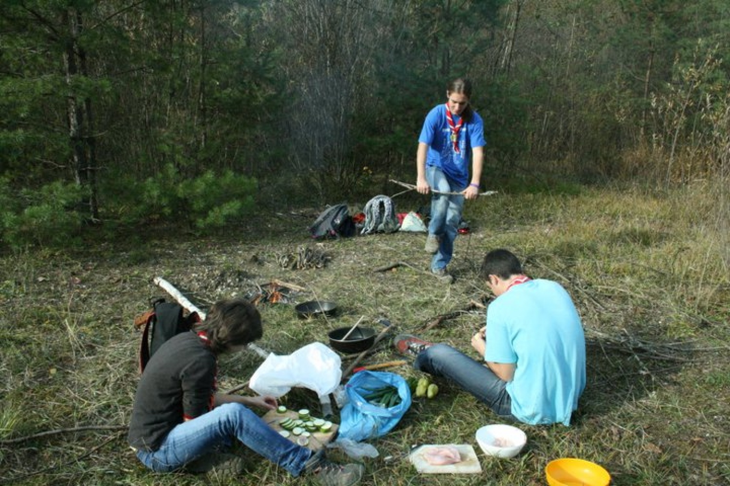 ...in začeli smo jesti kulinarične specialitete na prvem tekmovanju v skavtskem kuhanju. 
V Dečnem selu pri Brežicah se je tako 7.11.2010 odvijalo prvo tekmovanje v skavtskem kuhanju Bogžegni 2010, ki je skupni projekt sosednjih stegov Brežice 1, Krško 1 in Šentjernej 1. Ekipo so sestavljali štirje člani – klanovci in voditelji, tekmovanja pa so se udeležile ekipe iz Celja 1, Komende 1, Šentjerneja 1, Krškega 1 in Brežic 1.
