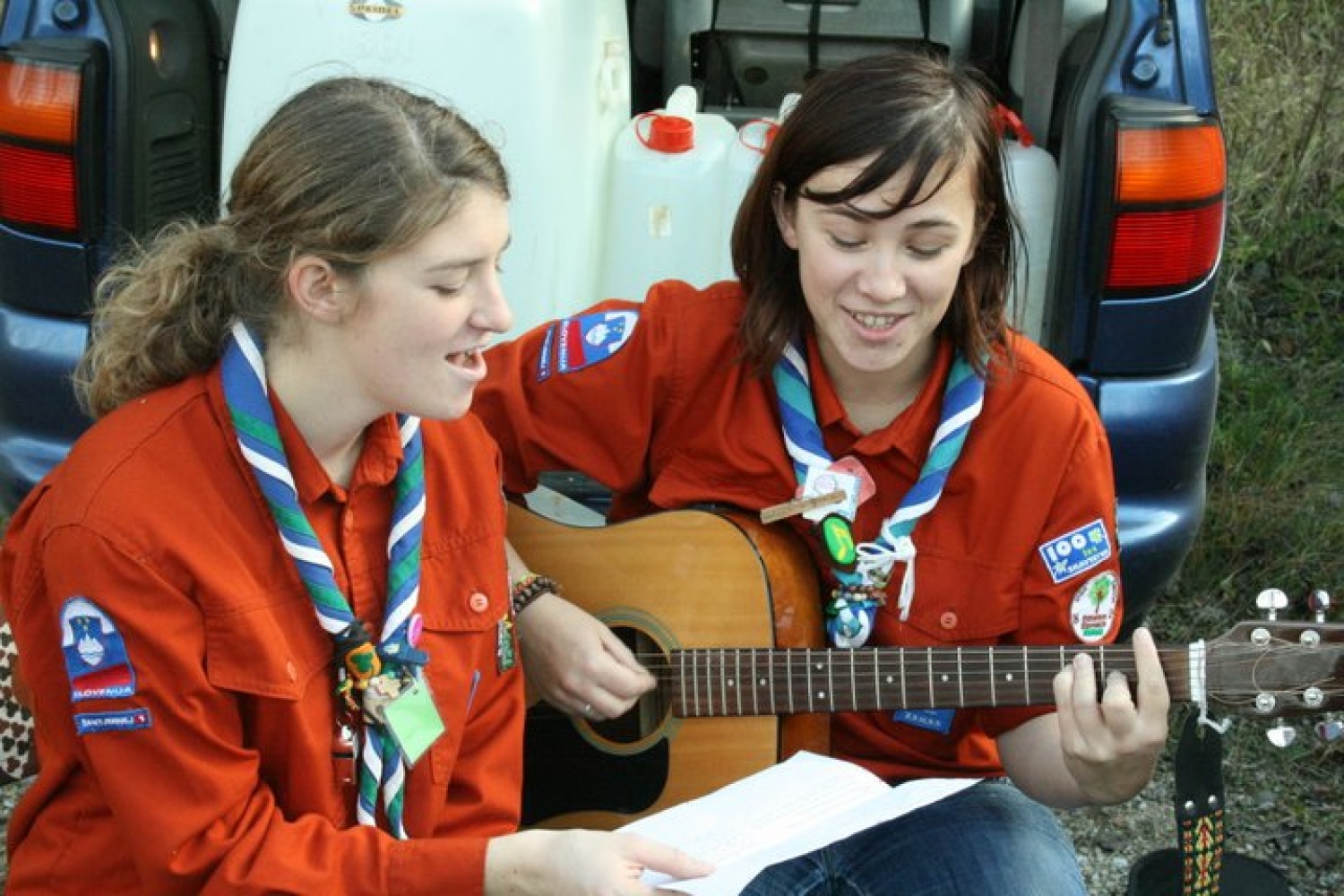 ...in začeli smo jesti kulinarične specialitete na prvem tekmovanju v skavtskem kuhanju. 
V Dečnem selu pri Brežicah se je tako 7.11.2010 odvijalo prvo tekmovanje v skavtskem kuhanju Bogžegni 2010, ki je skupni projekt sosednjih stegov Brežice 1, Krško 1 in Šentjernej 1. Ekipo so sestavljali štirje člani – klanovci in voditelji, tekmovanja pa so se udeležile ekipe iz Celja 1, Komende 1, Šentjerneja 1, Krškega 1 in Brežic 1.