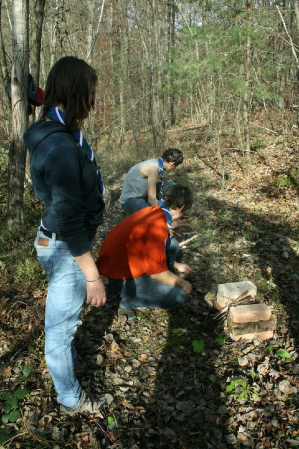 ...in začeli smo jesti kulinarične specialitete na prvem tekmovanju v skavtskem kuhanju. 
V Dečnem selu pri Brežicah se je tako 7.11.2010 odvijalo prvo tekmovanje v skavtskem kuhanju Bogžegni 2010, ki je skupni projekt sosednjih stegov Brežice 1, Krško 1 in Šentjernej 1. Ekipo so sestavljali štirje člani – klanovci in voditelji, tekmovanja pa so se udeležile ekipe iz Celja 1, Komende 1, Šentjerneja 1, Krškega 1 in Brežic 1.