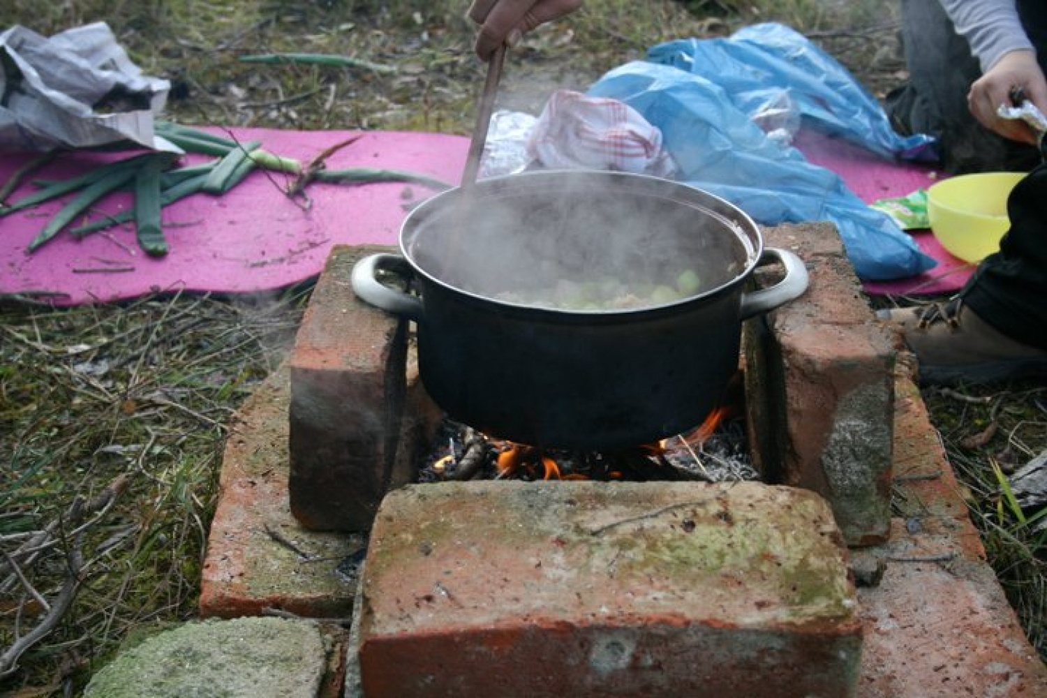 ...in začeli smo jesti kulinarične specialitete na prvem tekmovanju v skavtskem kuhanju. 
V Dečnem selu pri Brežicah se je tako 7.11.2010 odvijalo prvo tekmovanje v skavtskem kuhanju Bogžegni 2010, ki je skupni projekt sosednjih stegov Brežice 1, Krško 1 in Šentjernej 1. Ekipo so sestavljali štirje člani – klanovci in voditelji, tekmovanja pa so se udeležile ekipe iz Celja 1, Komende 1, Šentjerneja 1, Krškega 1 in Brežic 1.