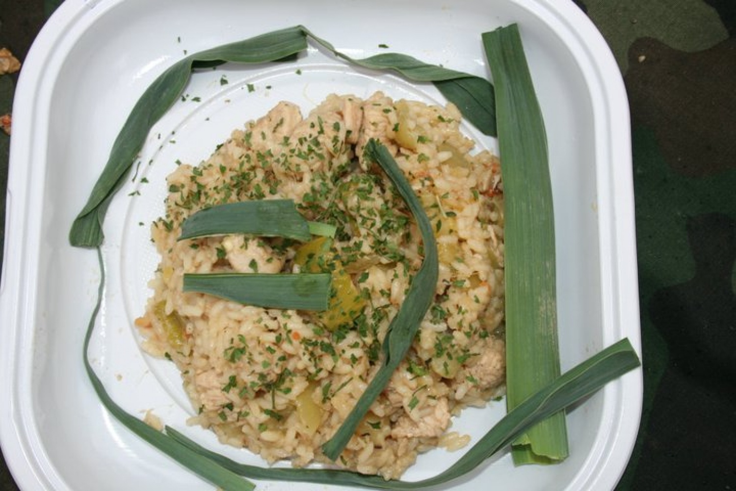 ...in začeli smo jesti kulinarične specialitete na prvem tekmovanju v skavtskem kuhanju. 
V Dečnem selu pri Brežicah se je tako 7.11.2010 odvijalo prvo tekmovanje v skavtskem kuhanju Bogžegni 2010, ki je skupni projekt sosednjih stegov Brežice 1, Krško 1 in Šentjernej 1. Ekipo so sestavljali štirje člani – klanovci in voditelji, tekmovanja pa so se udeležile ekipe iz Celja 1, Komende 1, Šentjerneja 1, Krškega 1 in Brežic 1.