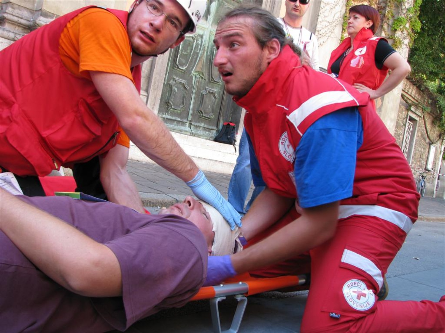 Masovna nesreča. Dva kombija polna ljudi, nekateri močno poškodovani, drugi lažje ranjeni, nekaj samo pijanih. Pritečeta dve skupini reševalcev, ekipa skavtov in ekipa Rdečega križa in začneta reševati življenja. Tokrat je šlo samo za vajo.