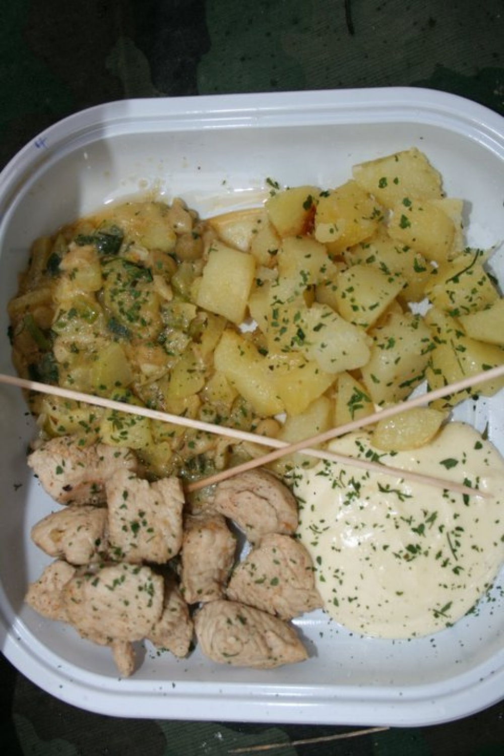 ...in začeli smo jesti kulinarične specialitete na prvem tekmovanju v skavtskem kuhanju. 
V Dečnem selu pri Brežicah se je tako 7.11.2010 odvijalo prvo tekmovanje v skavtskem kuhanju Bogžegni 2010, ki je skupni projekt sosednjih stegov Brežice 1, Krško 1 in Šentjernej 1. Ekipo so sestavljali štirje člani – klanovci in voditelji, tekmovanja pa so se udeležile ekipe iz Celja 1, Komende 1, Šentjerneja 1, Krškega 1 in Brežic 1.