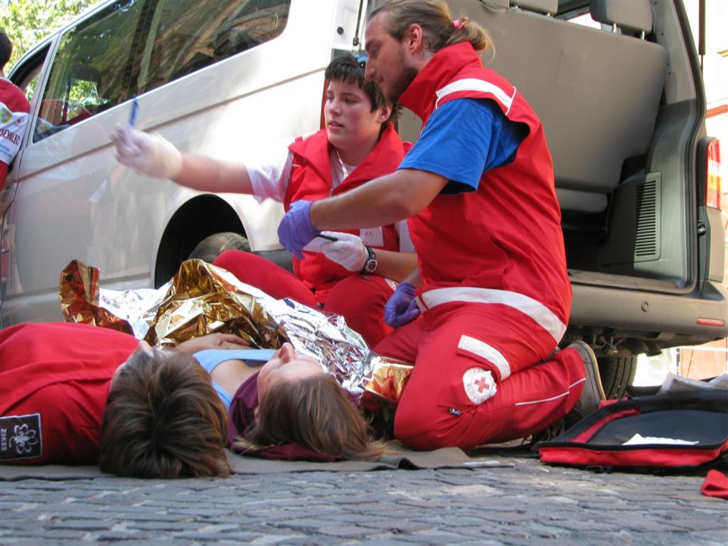 Masovna nesreča. Dva kombija polna ljudi, nekateri močno poškodovani, drugi lažje ranjeni, nekaj samo pijanih. Pritečeta dve skupini reševalcev, ekipa skavtov in ekipa Rdečega križa in začneta reševati življenja. Tokrat je šlo samo za vajo.