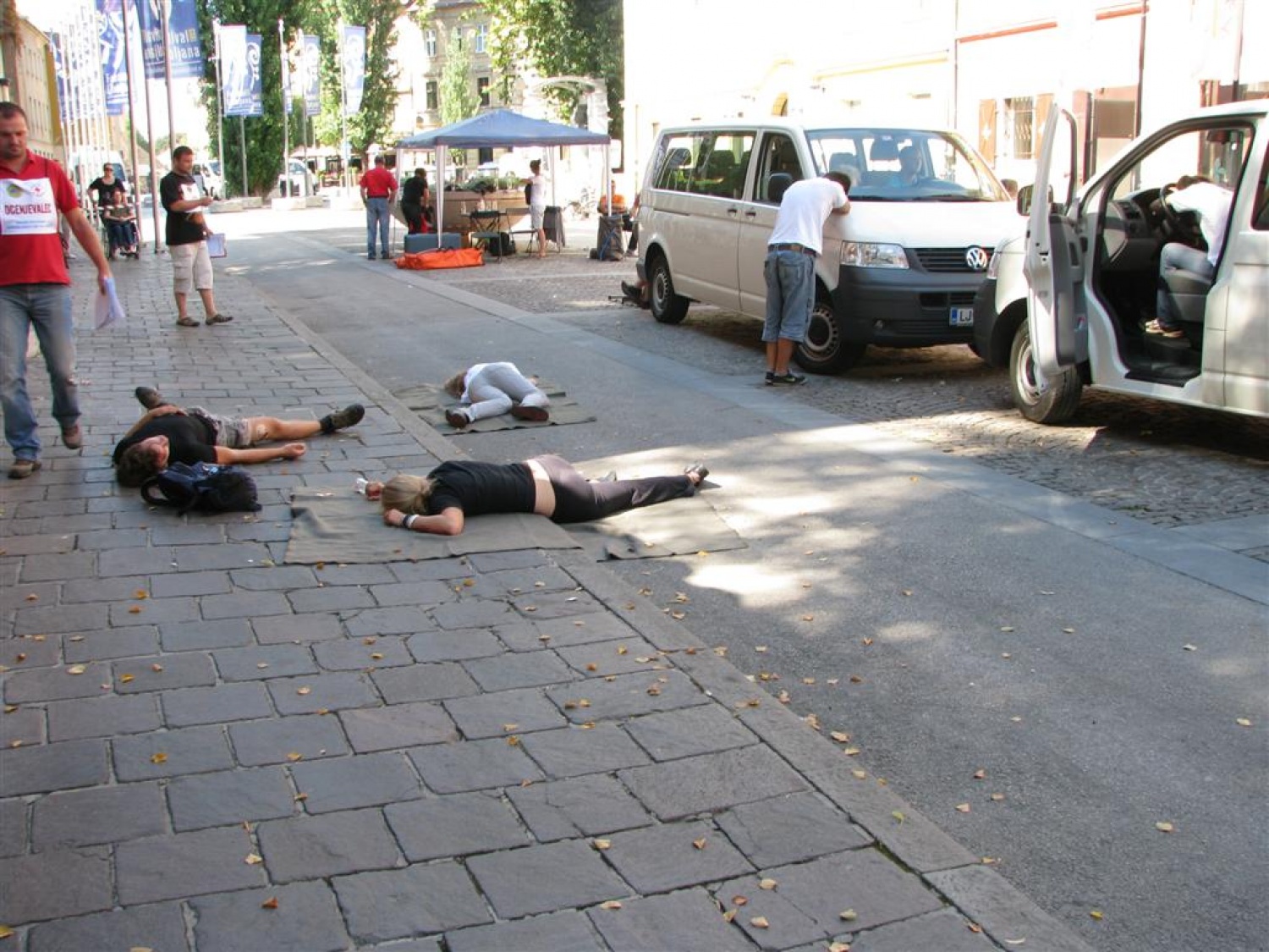 Masovna nesreča. Dva kombija polna ljudi, nekateri močno poškodovani, drugi lažje ranjeni, nekaj samo pijanih. Pritečeta dve skupini reševalcev, ekipa skavtov in ekipa Rdečega križa in začneta reševati življenja. Tokrat je šlo samo za vajo.