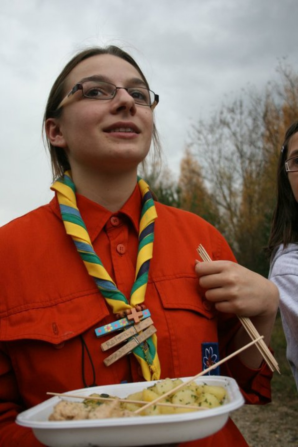 ...in začeli smo jesti kulinarične specialitete na prvem tekmovanju v skavtskem kuhanju. 
V Dečnem selu pri Brežicah se je tako 7.11.2010 odvijalo prvo tekmovanje v skavtskem kuhanju Bogžegni 2010, ki je skupni projekt sosednjih stegov Brežice 1, Krško 1 in Šentjernej 1. Ekipo so sestavljali štirje člani – klanovci in voditelji, tekmovanja pa so se udeležile ekipe iz Celja 1, Komende 1, Šentjerneja 1, Krškega 1 in Brežic 1.