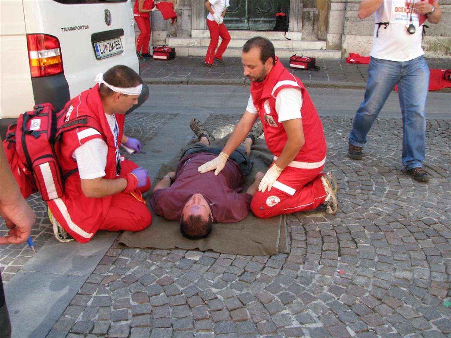 Masovna nesreča. Dva kombija polna ljudi, nekateri močno poškodovani, drugi lažje ranjeni, nekaj samo pijanih. Pritečeta dve skupini reševalcev, ekipa skavtov in ekipa Rdečega križa in začneta reševati življenja. Tokrat je šlo samo za vajo.