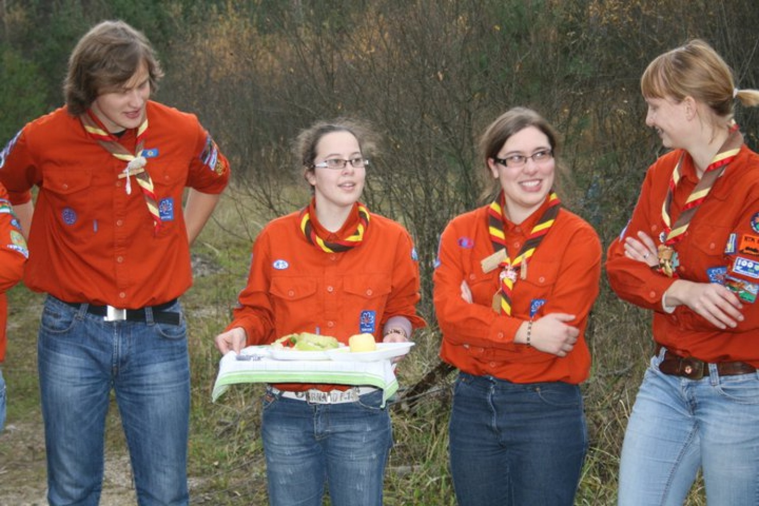 ...in začeli smo jesti kulinarične specialitete na prvem tekmovanju v skavtskem kuhanju. 
V Dečnem selu pri Brežicah se je tako 7.11.2010 odvijalo prvo tekmovanje v skavtskem kuhanju Bogžegni 2010, ki je skupni projekt sosednjih stegov Brežice 1, Krško 1 in Šentjernej 1. Ekipo so sestavljali štirje člani – klanovci in voditelji, tekmovanja pa so se udeležile ekipe iz Celja 1, Komende 1, Šentjerneja 1, Krškega 1 in Brežic 1.