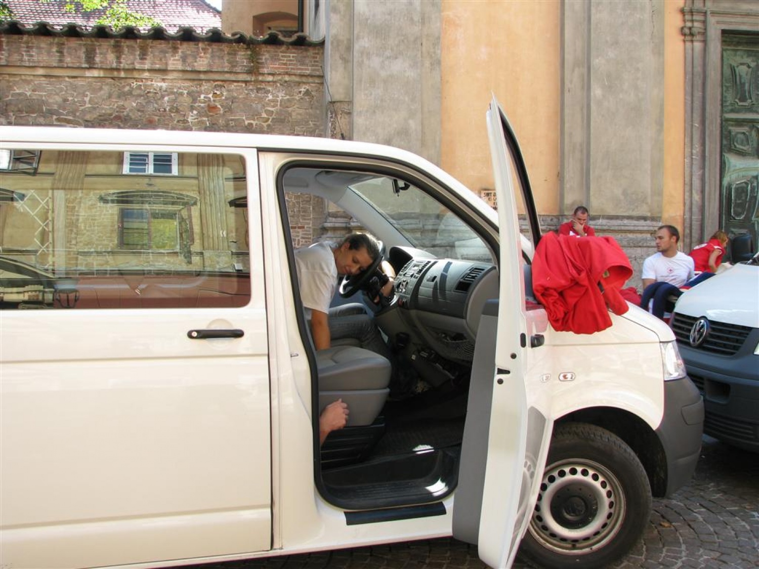 Masovna nesreča. Dva kombija polna ljudi, nekateri močno poškodovani, drugi lažje ranjeni, nekaj samo pijanih. Pritečeta dve skupini reševalcev, ekipa skavtov in ekipa Rdečega križa in začneta reševati življenja. Tokrat je šlo samo za vajo.