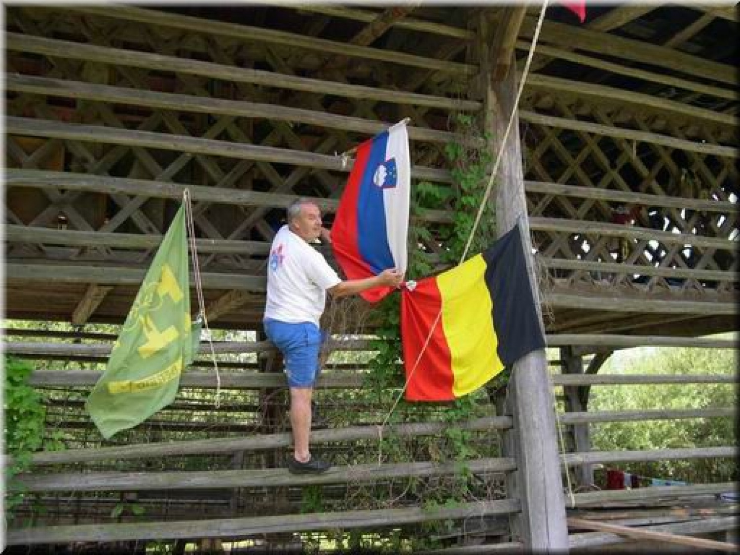 Politiki se kregajo, skavti pogovarjamo, družimo ...