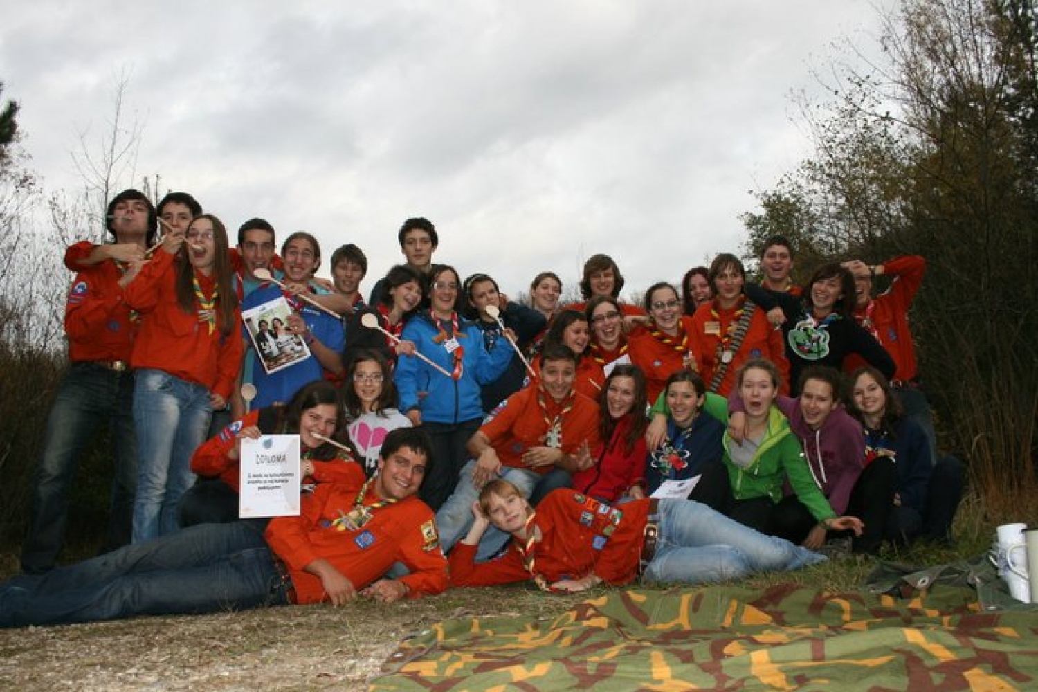 ...in začeli smo jesti kulinarične specialitete na prvem tekmovanju v skavtskem kuhanju. 
V Dečnem selu pri Brežicah se je tako 7.11.2010 odvijalo prvo tekmovanje v skavtskem kuhanju Bogžegni 2010, ki je skupni projekt sosednjih stegov Brežice 1, Krško 1 in Šentjernej 1. Ekipo so sestavljali štirje člani – klanovci in voditelji, tekmovanja pa so se udeležile ekipe iz Celja 1, Komende 1, Šentjerneja 1, Krškega 1 in Brežic 1.