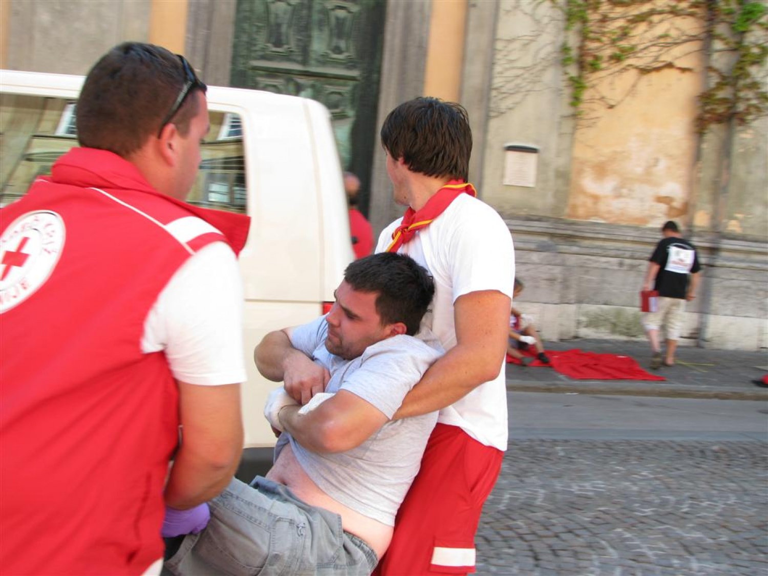 Masovna nesreča. Dva kombija polna ljudi, nekateri močno poškodovani, drugi lažje ranjeni, nekaj samo pijanih. Pritečeta dve skupini reševalcev, ekipa skavtov in ekipa Rdečega križa in začneta reševati življenja. Tokrat je šlo samo za vajo.