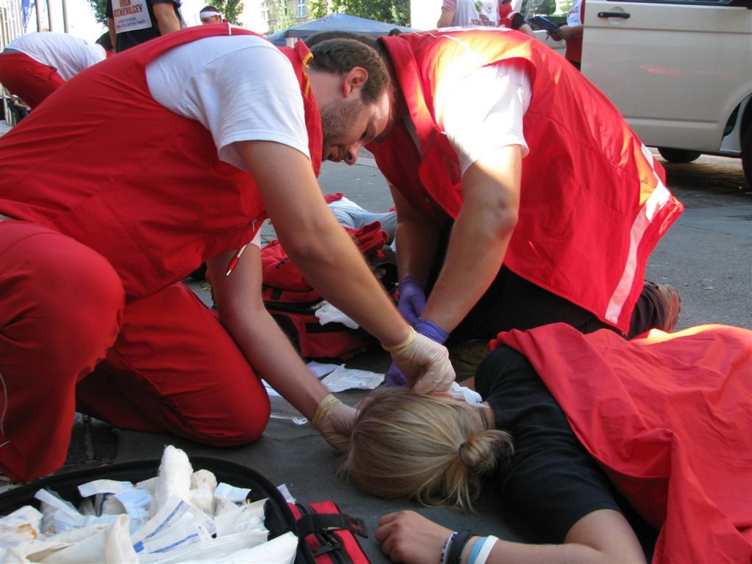 Masovna nesreča. Dva kombija polna ljudi, nekateri močno poškodovani, drugi lažje ranjeni, nekaj samo pijanih. Pritečeta dve skupini reševalcev, ekipa skavtov in ekipa Rdečega križa in začneta reševati življenja. Tokrat je šlo samo za vajo.