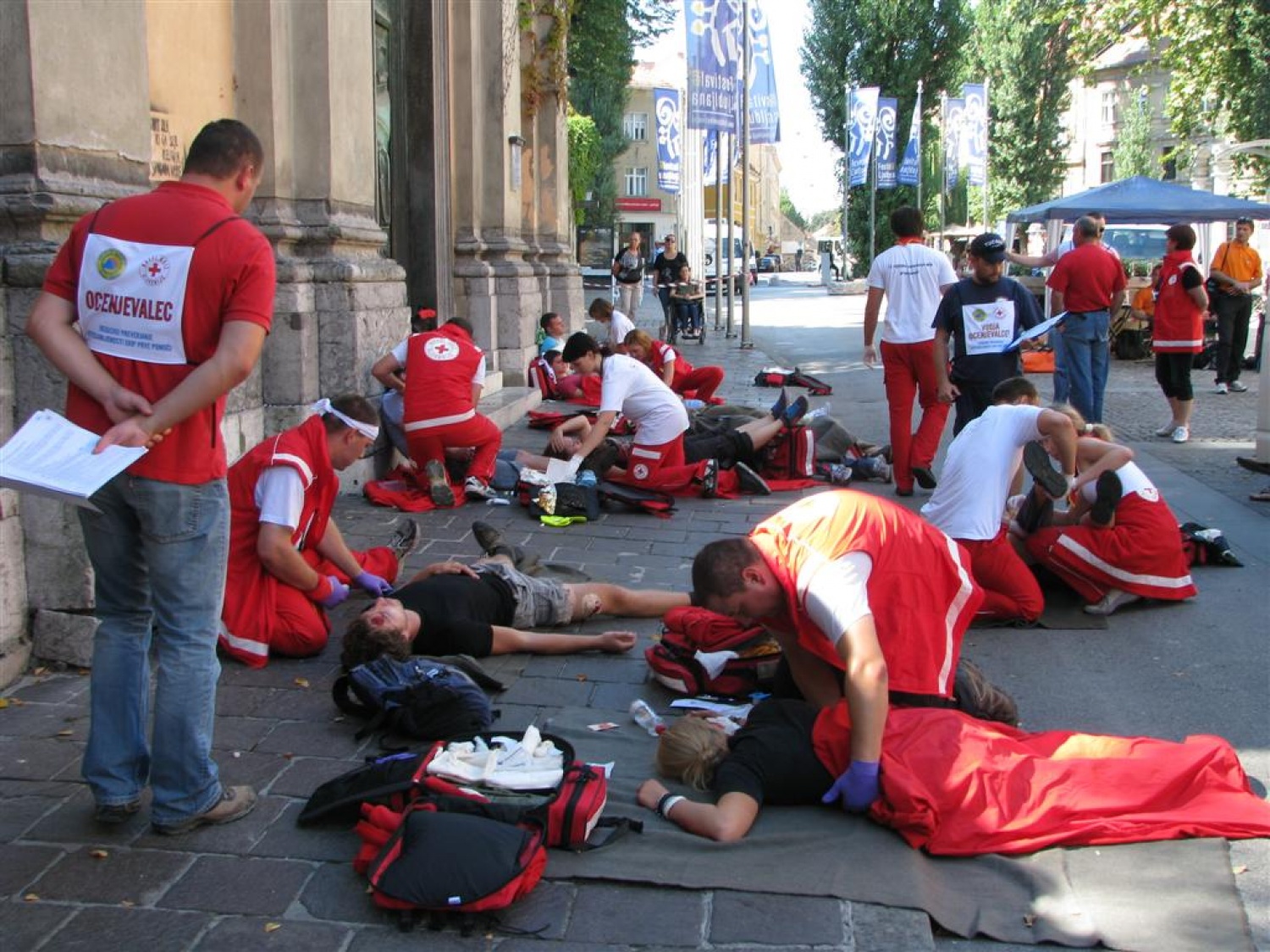 Masovna nesreča. Dva kombija polna ljudi, nekateri močno poškodovani, drugi lažje ranjeni, nekaj samo pijanih. Pritečeta dve skupini reševalcev, ekipa skavtov in ekipa Rdečega križa in začneta reševati življenja. Tokrat je šlo samo za vajo.