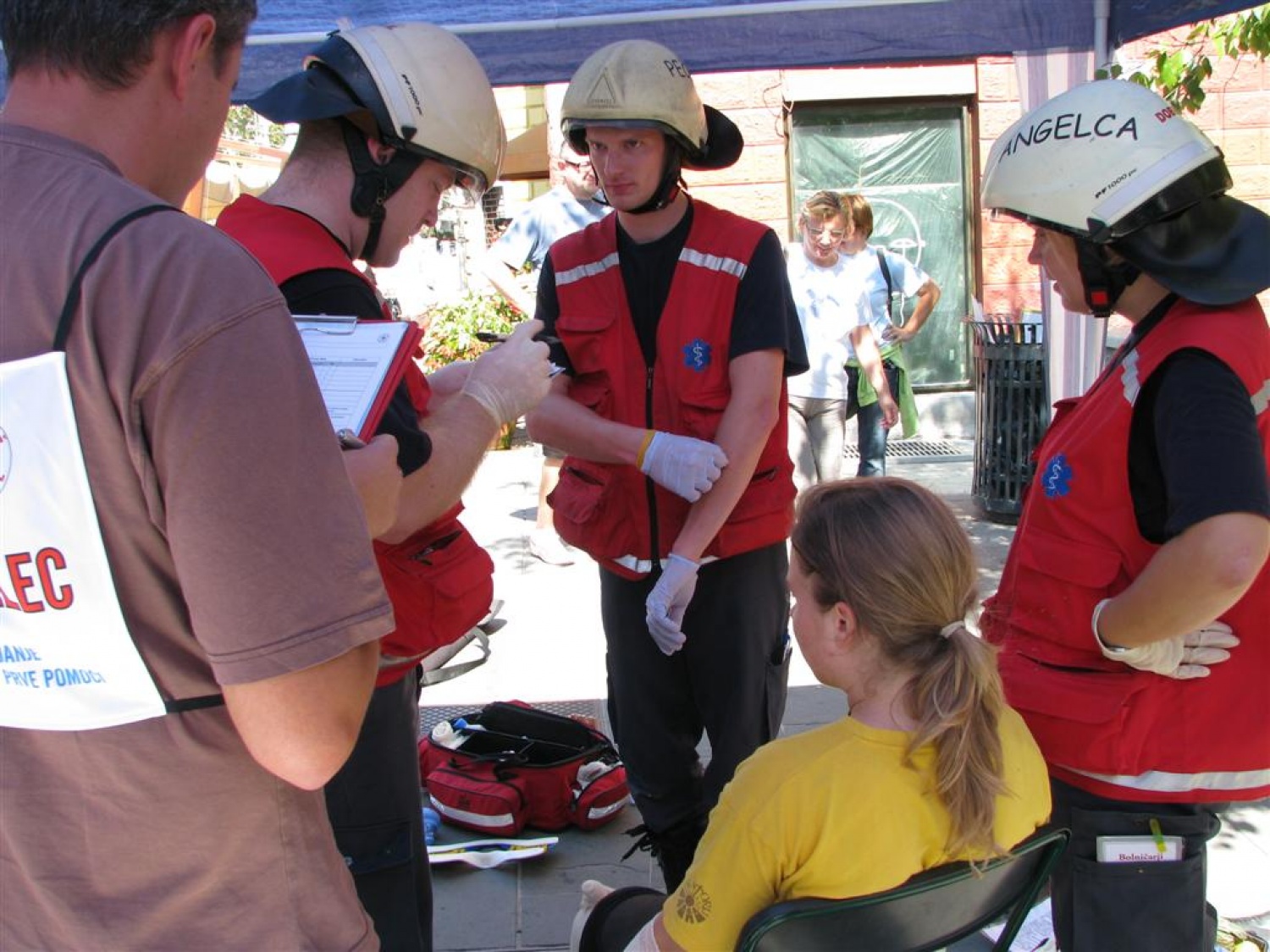 Masovna nesreča. Dva kombija polna ljudi, nekateri močno poškodovani, drugi lažje ranjeni, nekaj samo pijanih. Pritečeta dve skupini reševalcev, ekipa skavtov in ekipa Rdečega križa in začneta reševati življenja. Tokrat je šlo samo za vajo.