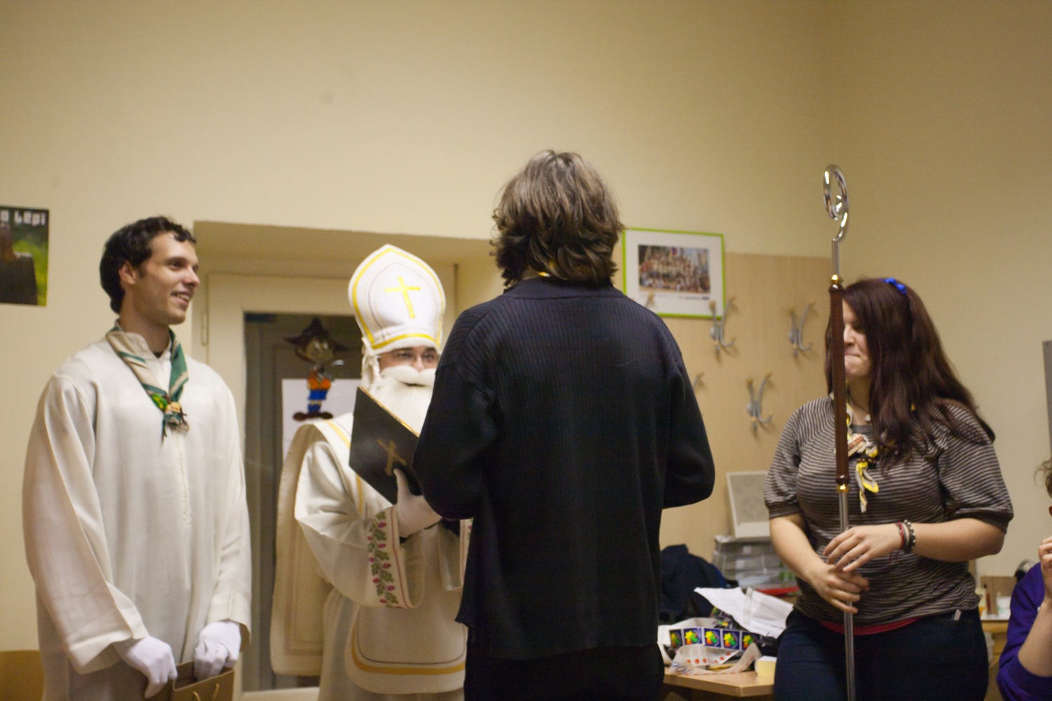 Miklavž deli darila