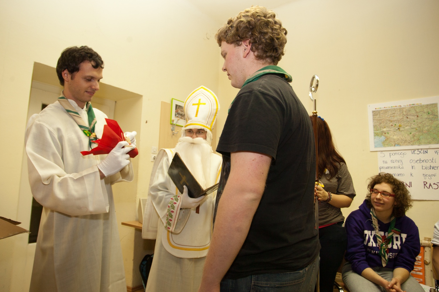 Miklavž deli darila