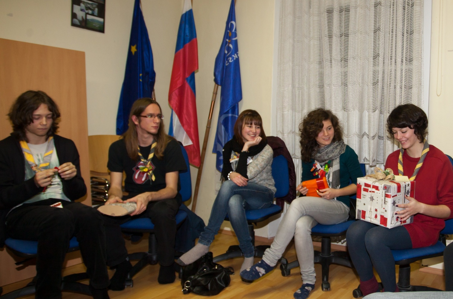 Miklavž deli darila