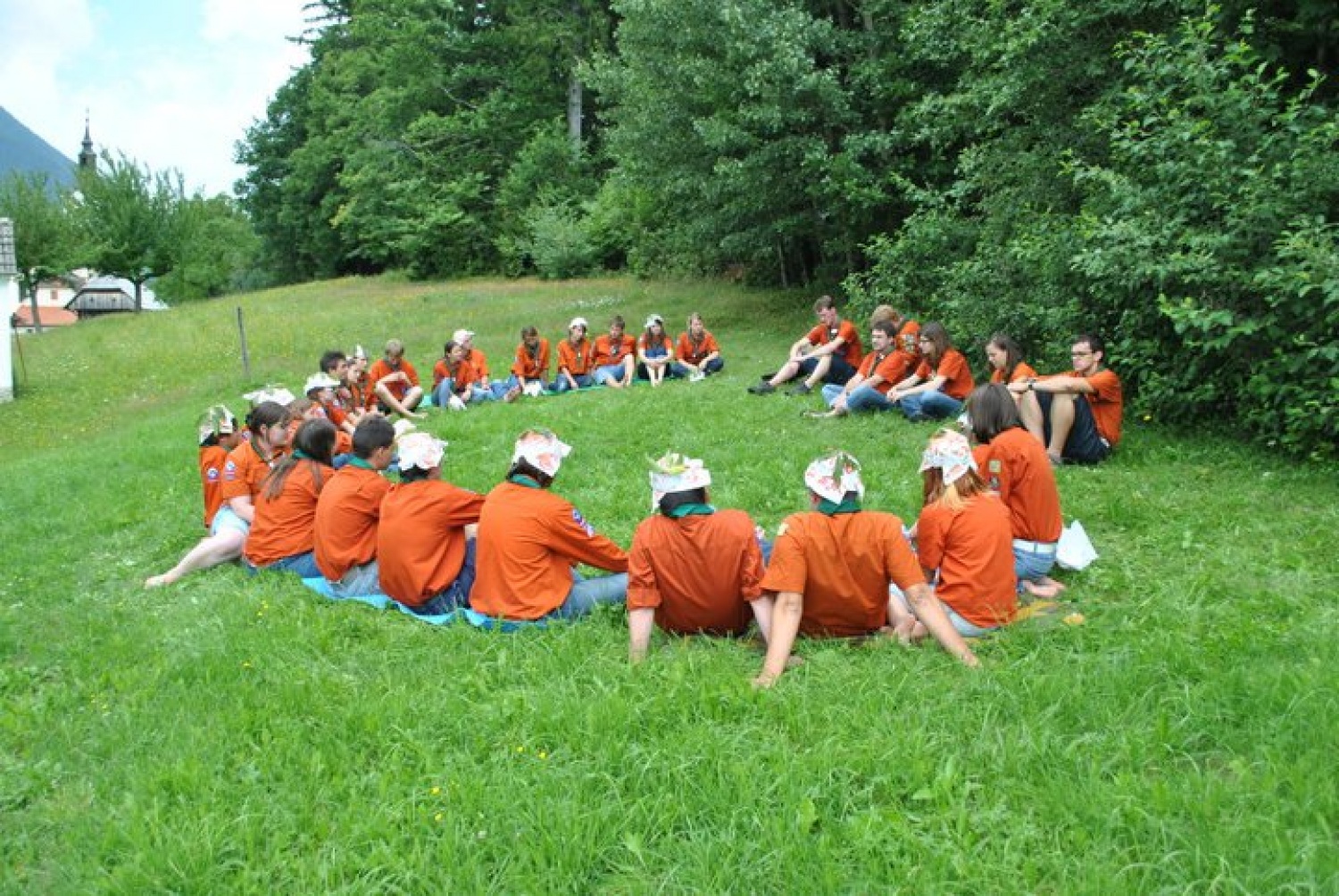 Vsako potovanje se začne z neznanim ali bolje rečeno, s strahom pred neznanim. Tudi letošnja taborna šola TŠMVV je bila za vsakega od nas velika neznanka, ki se je iz dneva v dan spreminjala v znane in na koncu že dobro poznane obraze. Poleg uporabnega skavtskega znanja, je zagotovo naša srca presenetila s povezanostjo ter stkanimi prijateljskimi vezmi.