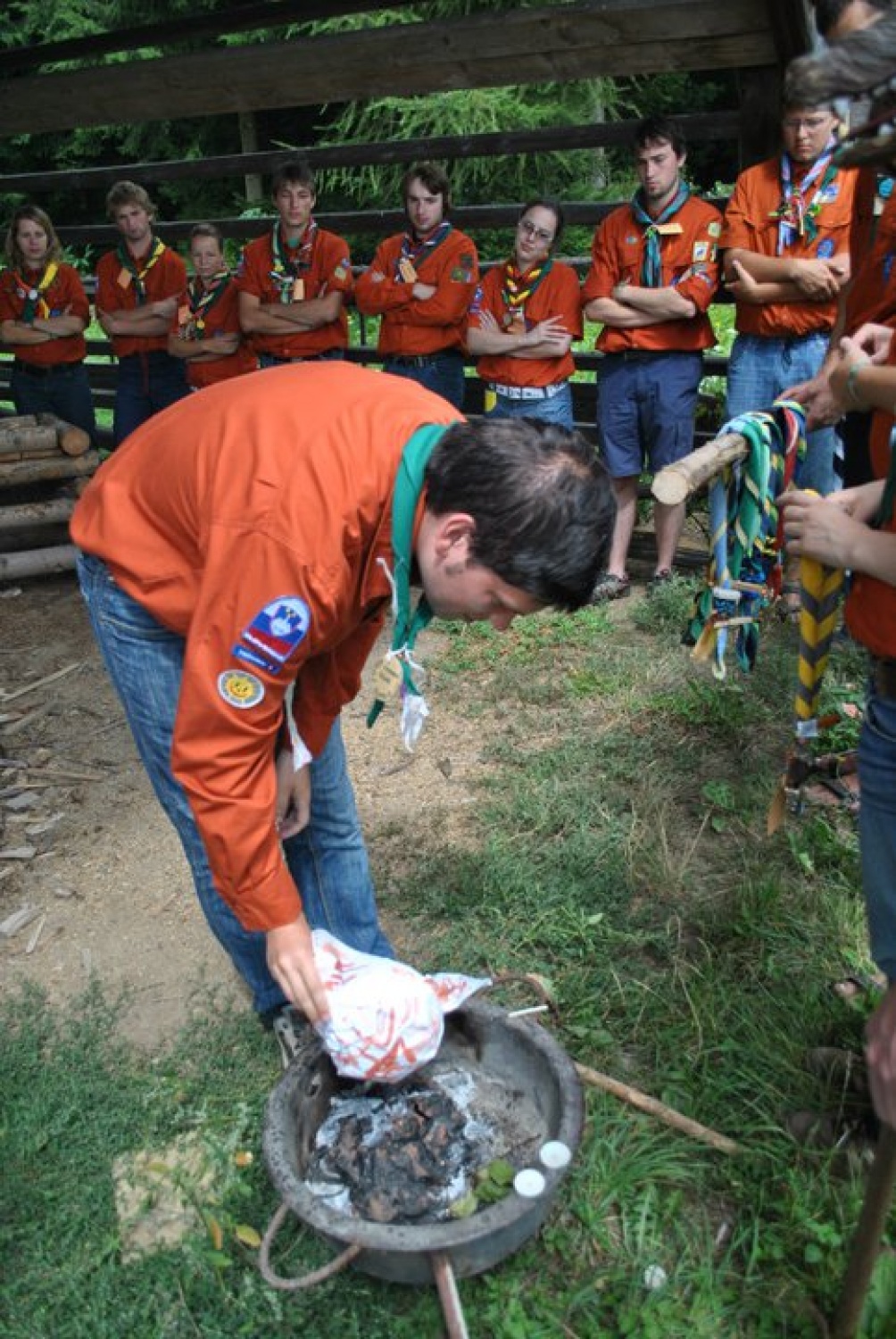 Vsako potovanje se začne z neznanim ali bolje rečeno, s strahom pred neznanim. Tudi letošnja taborna šola TŠMVV je bila za vsakega od nas velika neznanka, ki se je iz dneva v dan spreminjala v znane in na koncu že dobro poznane obraze. Poleg uporabnega skavtskega znanja, je zagotovo naša srca presenetila s povezanostjo ter stkanimi prijateljskimi vezmi.