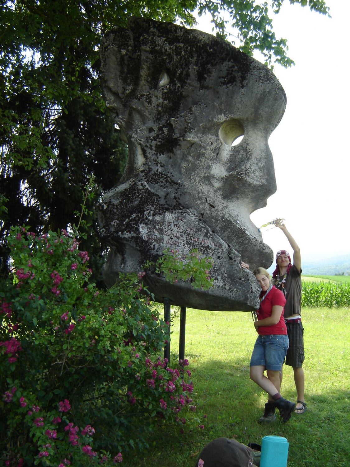 počitek ob spomeniku borcev