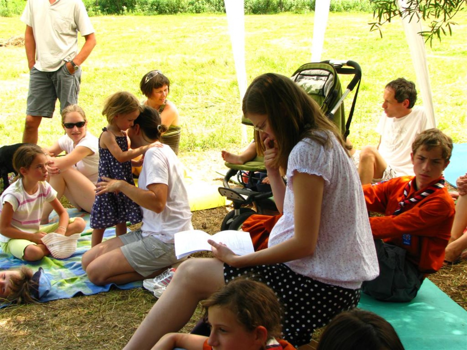 Voditeljica je v drugem stanju