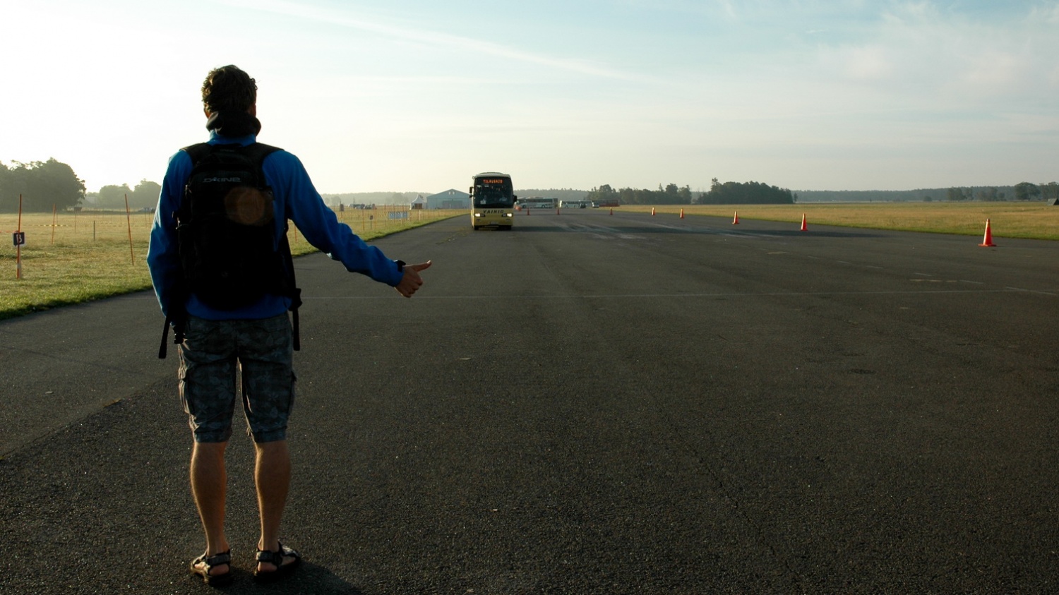 6.00 Ben ustopa avtobus s finskimi udelezenci. Ave Ben!