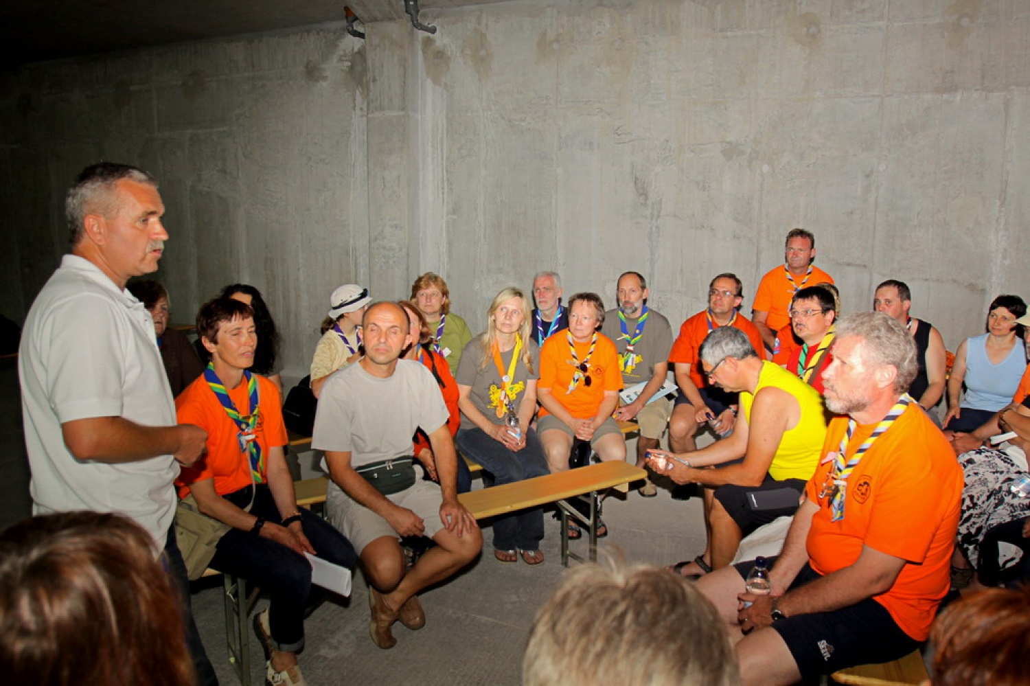 Vodja varnosti na stadionu daje prva navodila