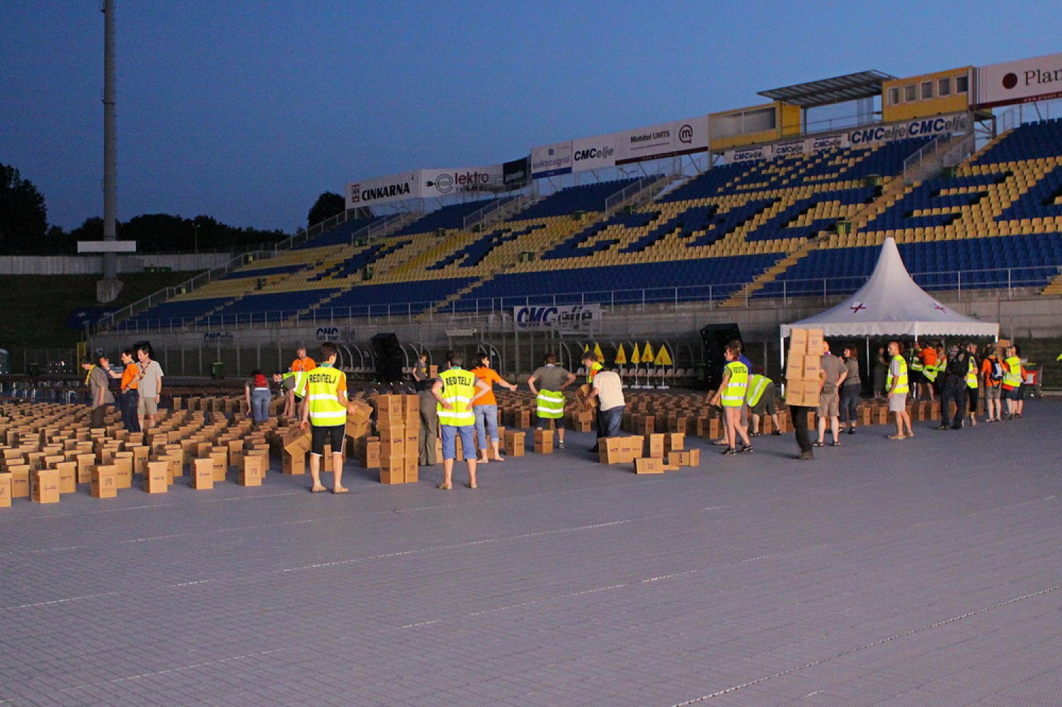 Pripravljanje dodatnih stolov