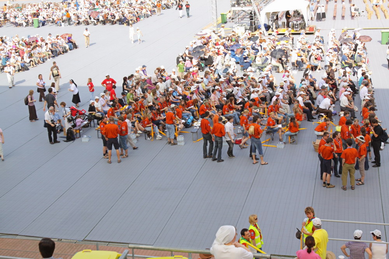 Prizorišče se hitro polni, Skavti še čakajo.