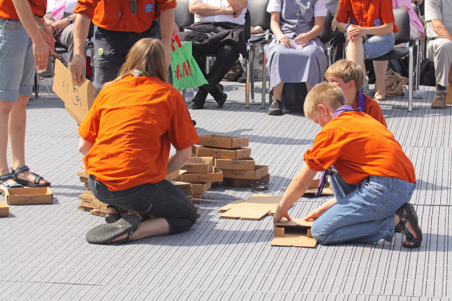mladi so sestavljali dodatne stolčke