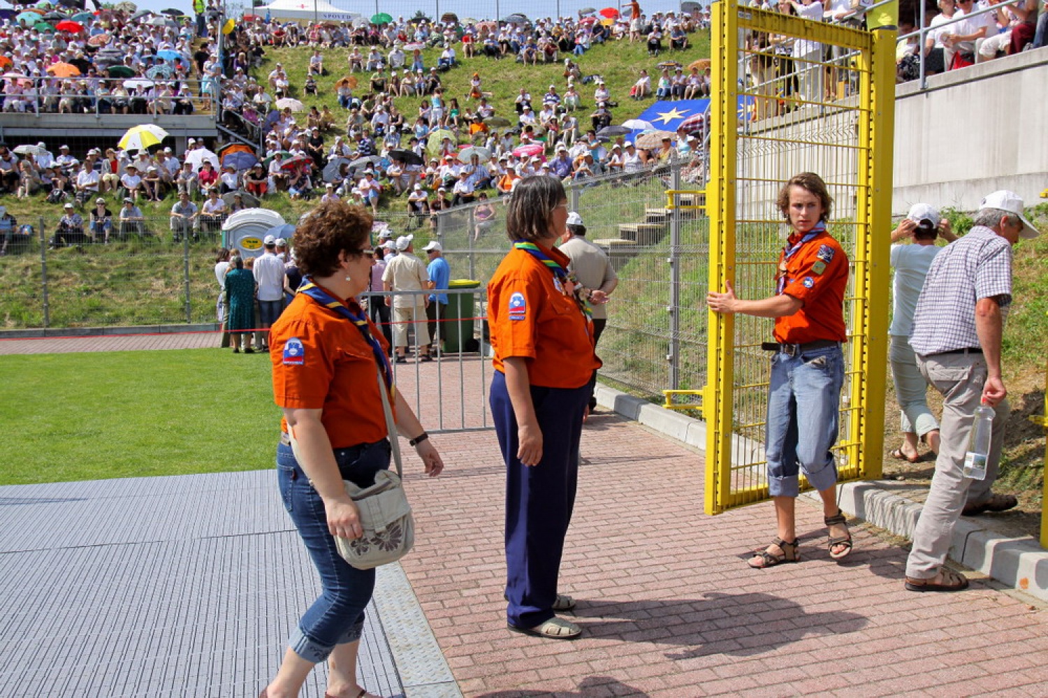 pri vratih med tribuno in parterjem