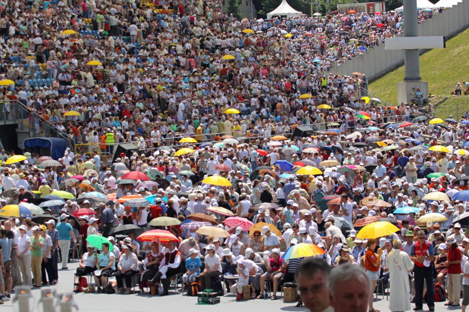 Skavti so nosili rumene dežnike - tam se je delilo sv. obhajilo