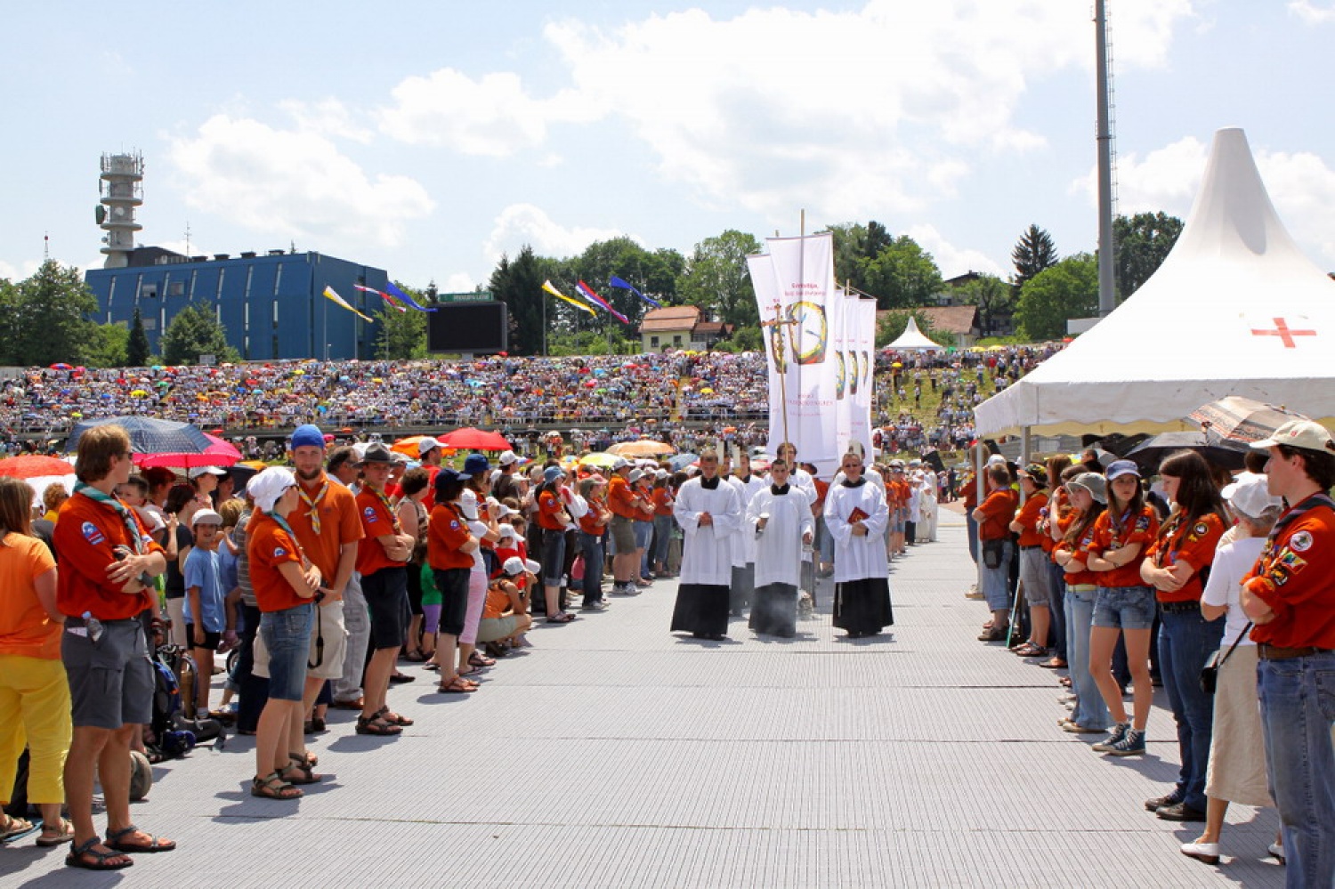 Procesija z najsvetejšim se vije po stadionu
