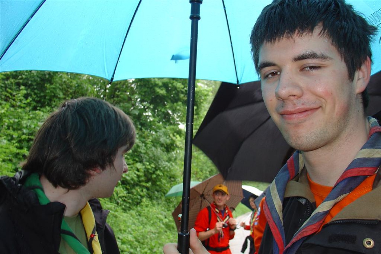 Marko uživa pod dežnikom