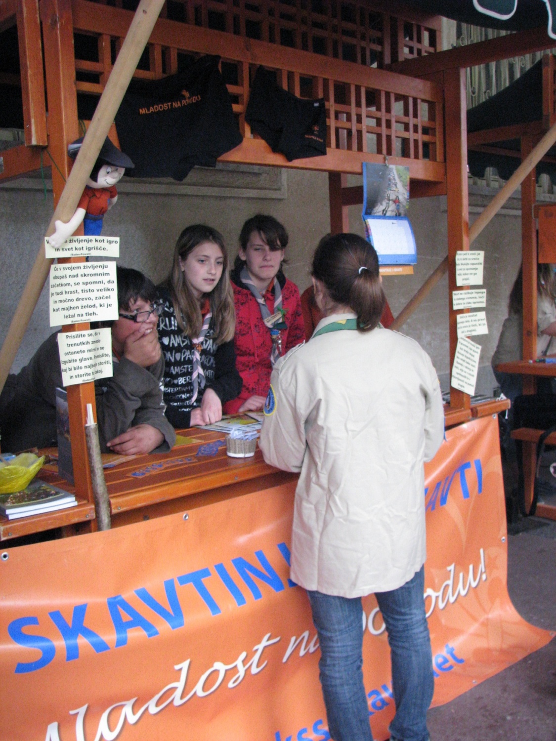 Skavti smo s pripravljenim kvizom mimoidoče spoznavali s skavtstvom in jim delili promocijski material, poleg tega pa smo postavili smo tudi bivak s spalnimi vrečami in drugo skavtsko opremo, da so lahko obiskovalci v živo okusili delček skavtskega življenja.