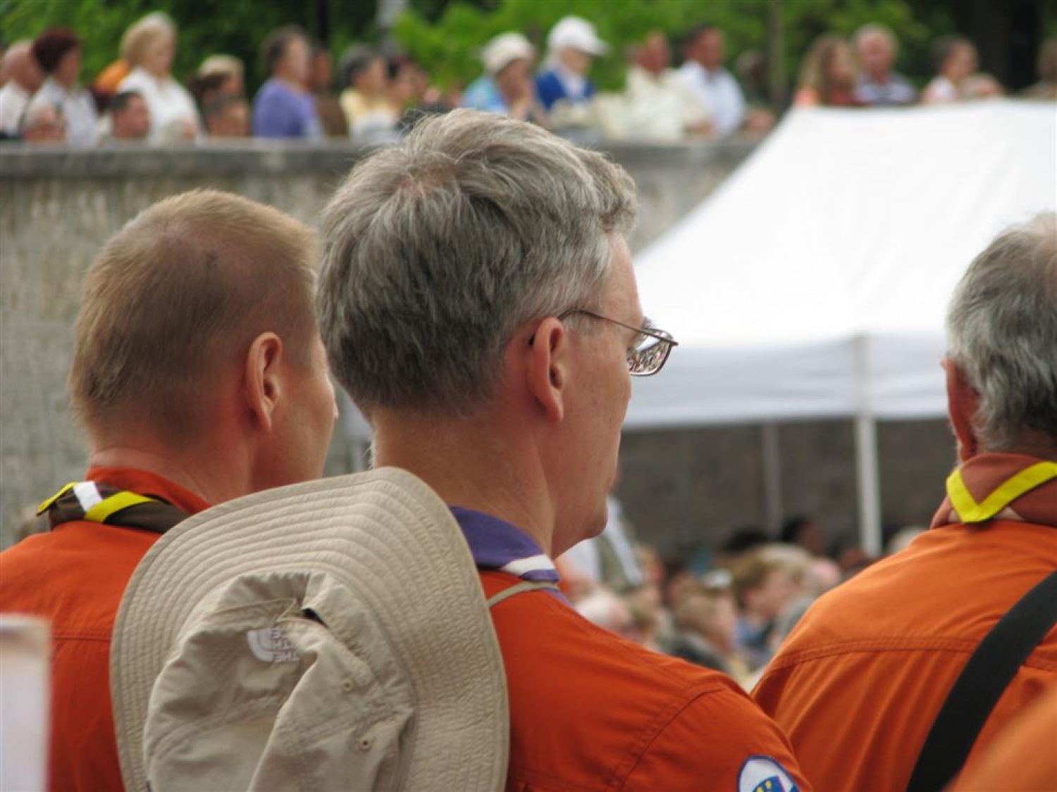 Tudi letos smo skavti služili na romanju bolnikov, invalidov in starejših na Brezjah. Kot skavtska "taksi služba", ki je pomagala ljudem, ki težko hodijo, da so brez nevarnosti prišli na prizorišče svete maše in še na druge izjemno pomembne načine. Tudi kot delilci nasmehov.