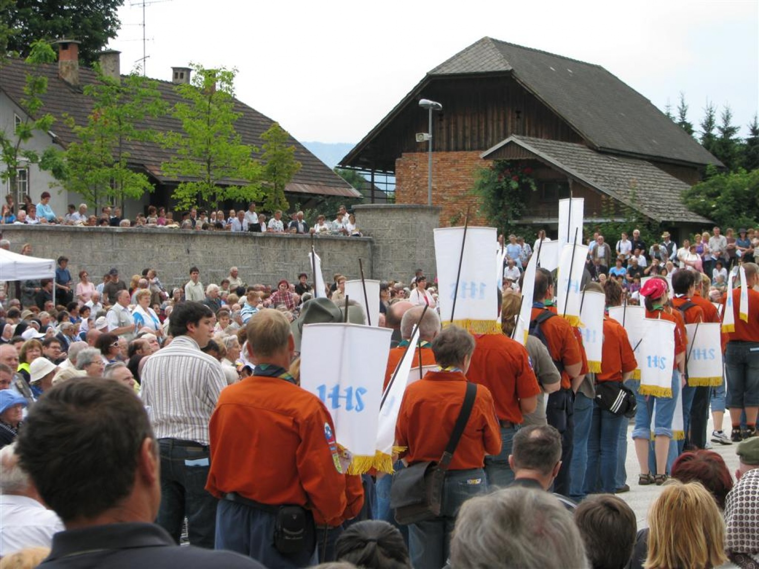 Tudi letos smo skavti služili na romanju bolnikov, invalidov in starejših na Brezjah. Kot skavtska "taksi služba", ki je pomagala ljudem, ki težko hodijo, da so brez nevarnosti prišli na prizorišče svete maše in še na druge izjemno pomembne načine. Tudi kot delilci nasmehov.