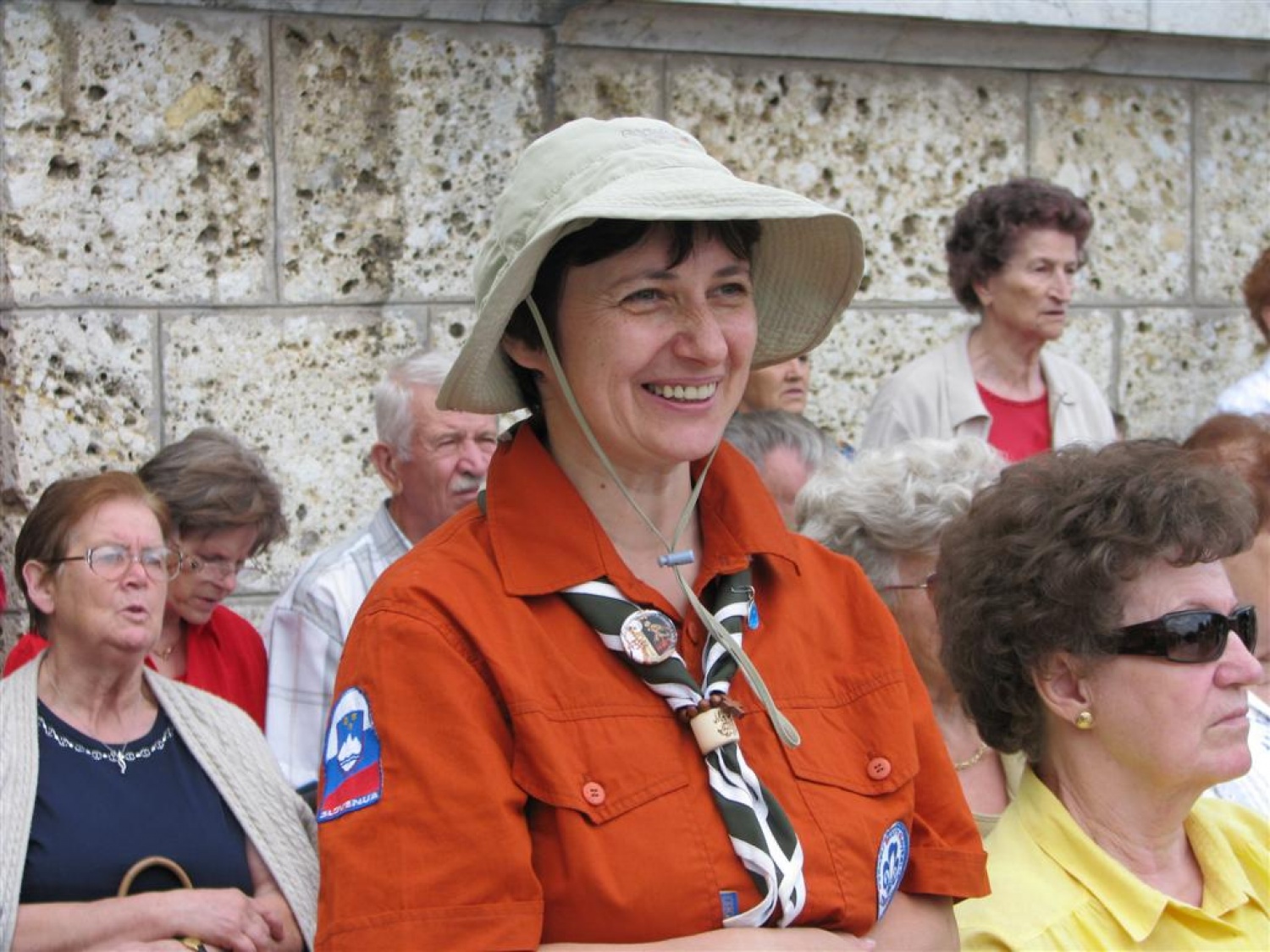Tudi letos smo skavti služili na romanju bolnikov, invalidov in starejših na Brezjah. Kot skavtska "taksi služba", ki je pomagala ljudem, ki težko hodijo, da so brez nevarnosti prišli na prizorišče svete maše in še na druge izjemno pomembne načine. Tudi kot delilci nasmehov.