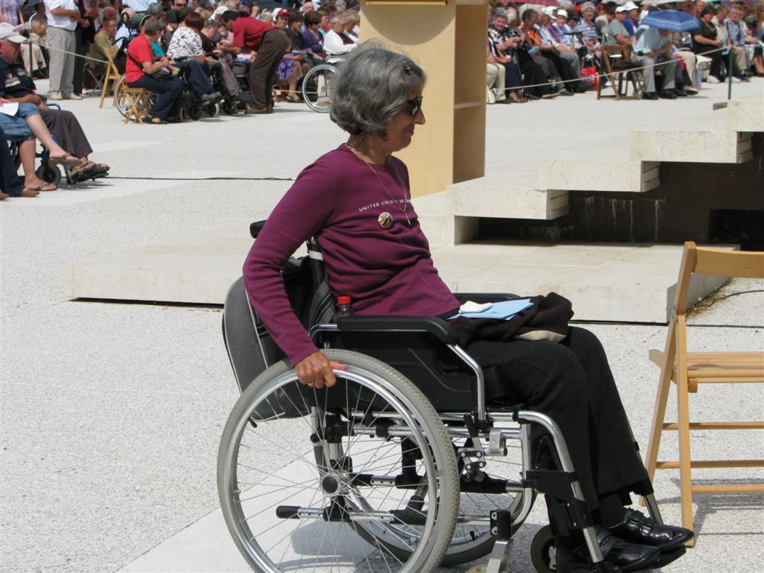 Tudi letos smo skavti služili na romanju bolnikov, invalidov in starejših na Brezjah. Kot skavtska "taksi služba", ki je pomagala ljudem, ki težko hodijo, da so brez nevarnosti prišli na prizorišče svete maše in še na druge izjemno pomembne načine. Tudi kot delilci nasmehov.